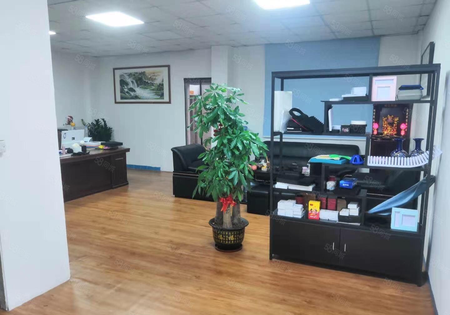 黄江北岸一楼800平米有装修。价格实惠厂房