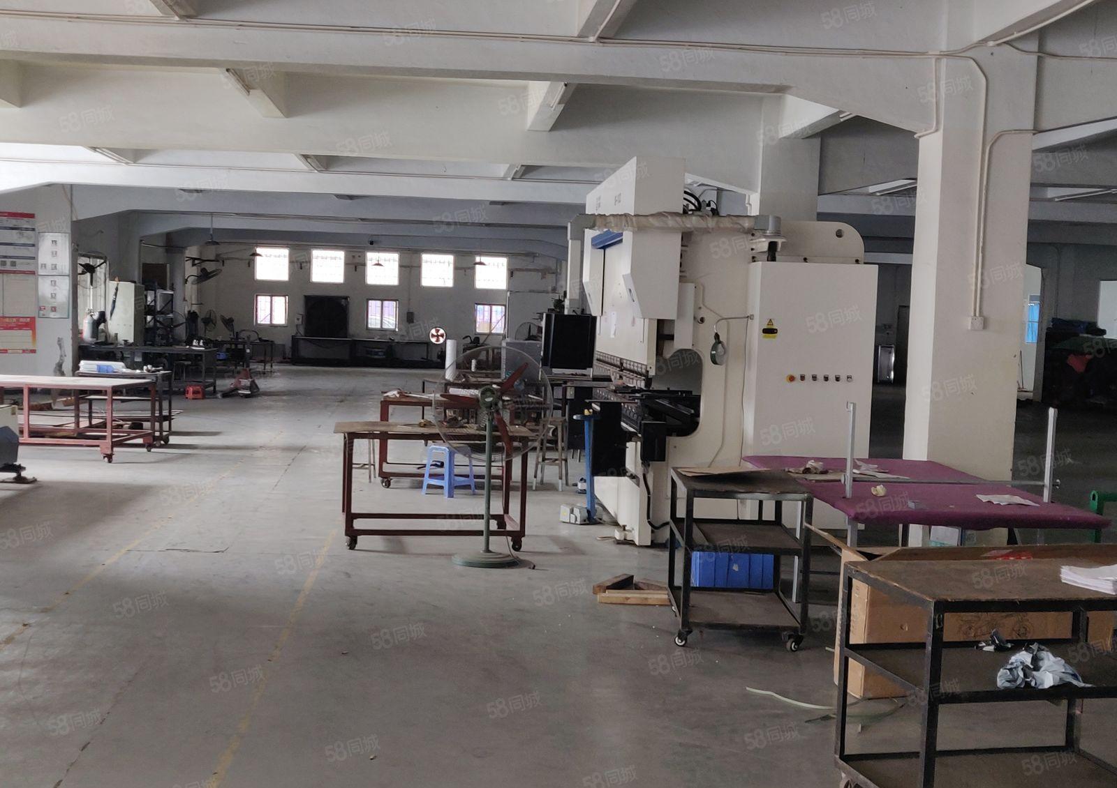 黄江高速路口附近厂房一楼2400平方出租，内有装修办公室