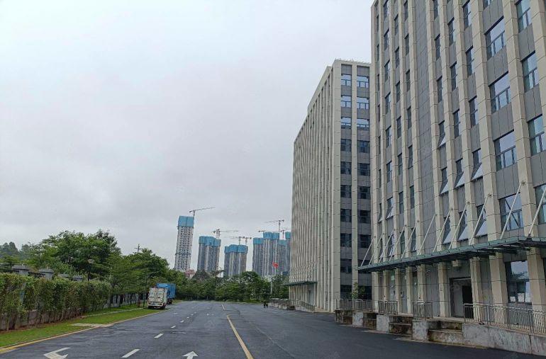 黄江临深公常路旁带装修一二楼各2000平厂房仓库出租，水电齐