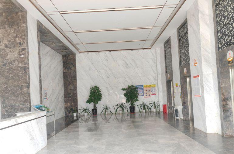 大岭山镇原房东花园式精装修标准厂房，证件齐全，有红本国有双证