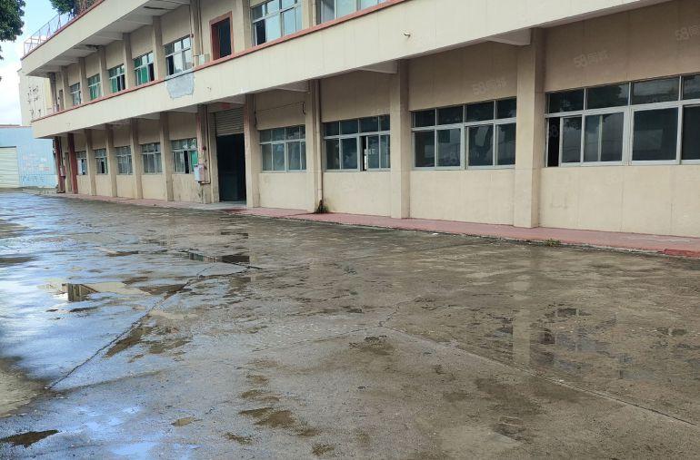 大岭镇一楼二楼各1000平现成装修办公室，水电齐全，超大空地