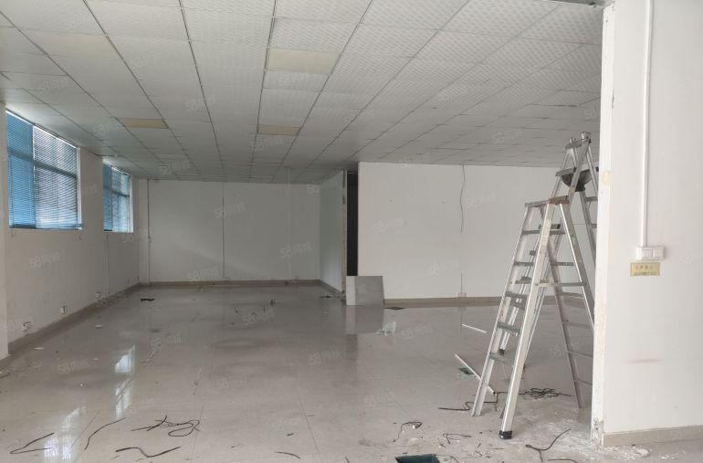 大岭山镇原房东一楼现成装修水电齐全低价急租空地超大停车位充足