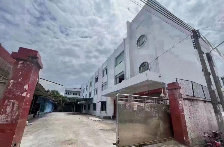 大岭山靠高速路口新出独院标准厂房水电齐全，特价出租13.8块