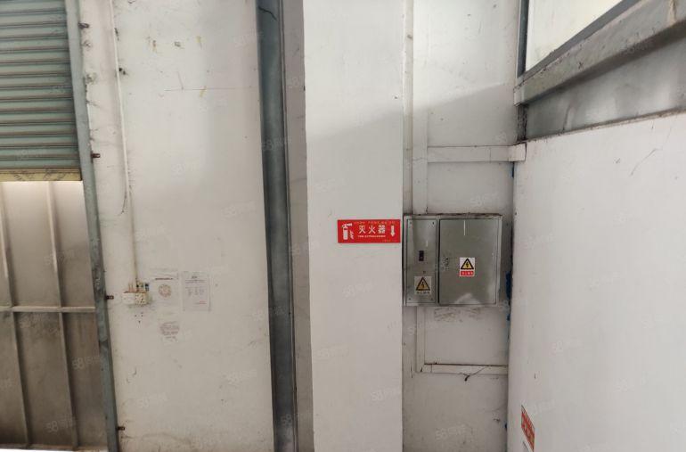 向东工业区新出一楼800平方带现成装修多部现成航车无需转让费