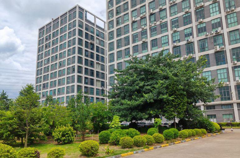 大岭山镇原房东花园式精装修标准厂房，证件齐全，有红本国有双证