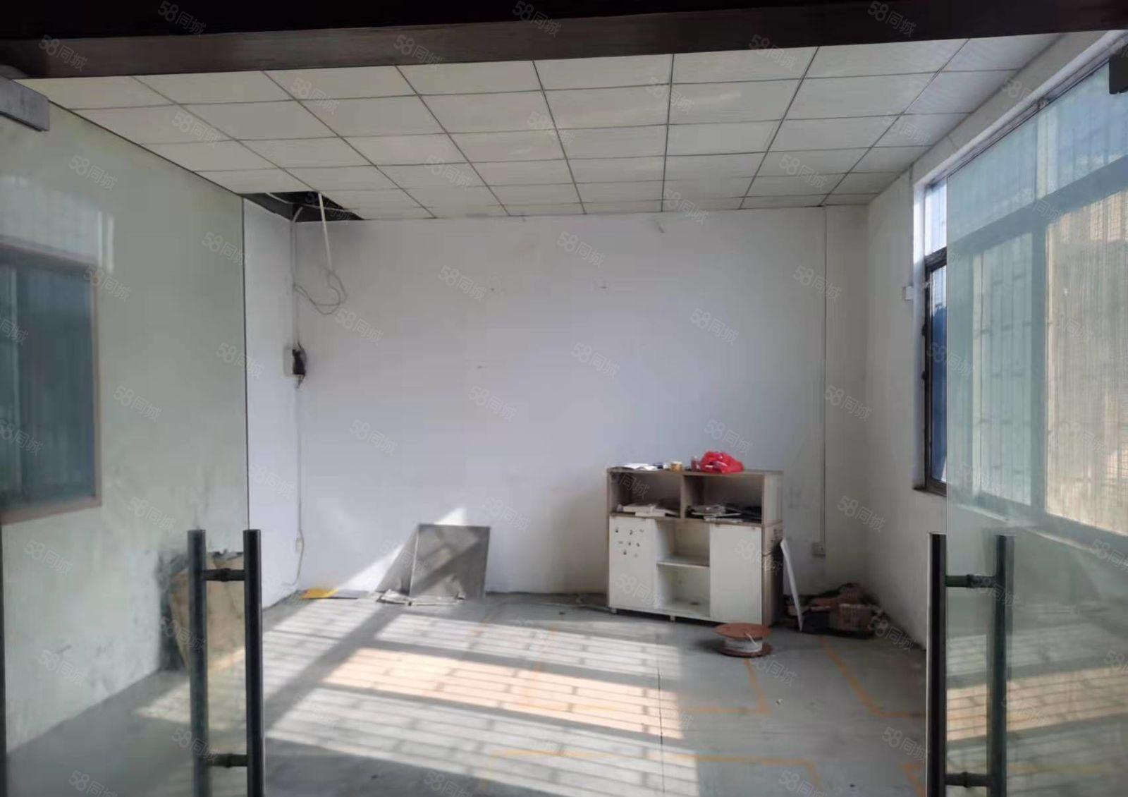 大岭山石大路旁，靠松山湖，680平一楼厂房出租，水电齐全