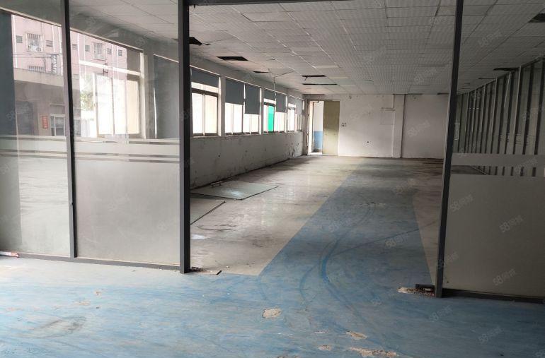 大岭镇一楼二楼各1000平现成装修办公室，水电齐全，超大空地