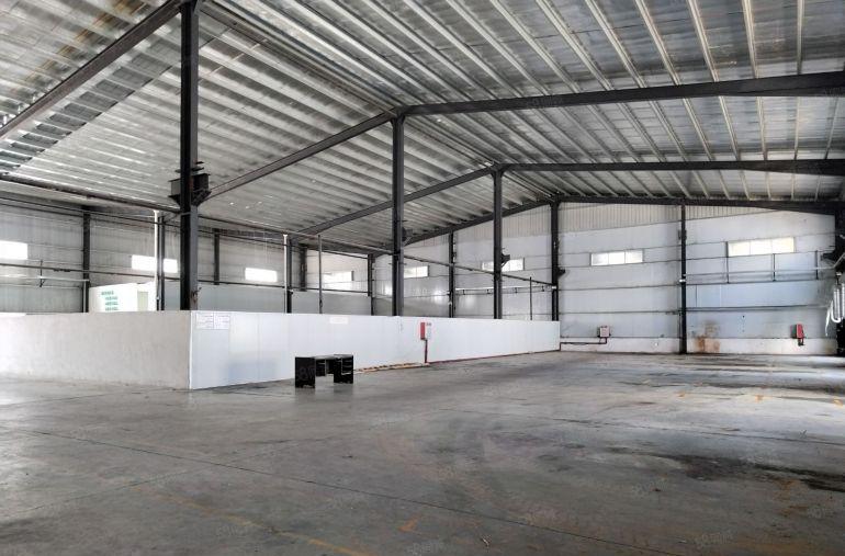 大岭山镇10米单一层钢构厂房出租，现成独立办公室