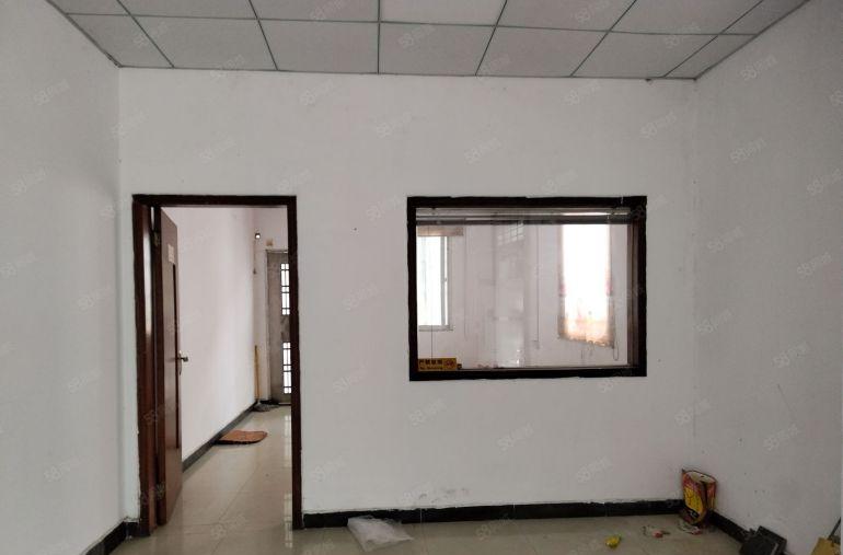 靠山边超大空地单一层钢构厂房，中间无柱子，现成办公室水电齐全