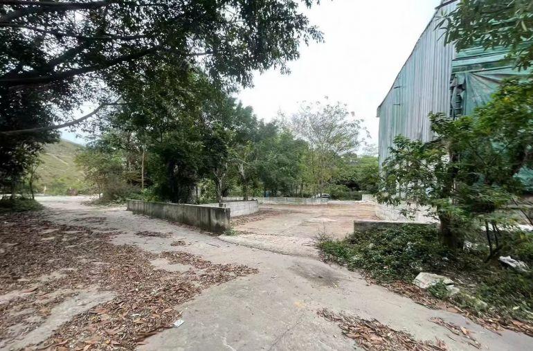 空地大，铁皮房，靠山附近没居民