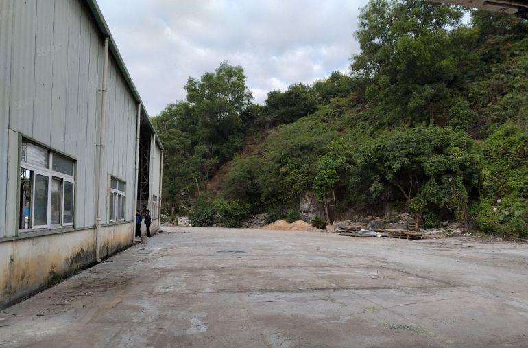 靠山边超大空地单一层钢构厂房，中间无柱子，现成办公室水电齐全