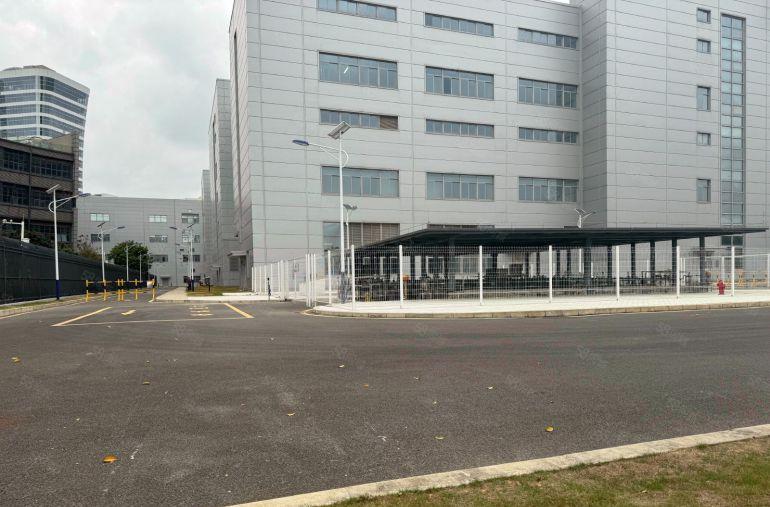 大岭山原房东厂房出租，独门独院14层1万平方，可办环评