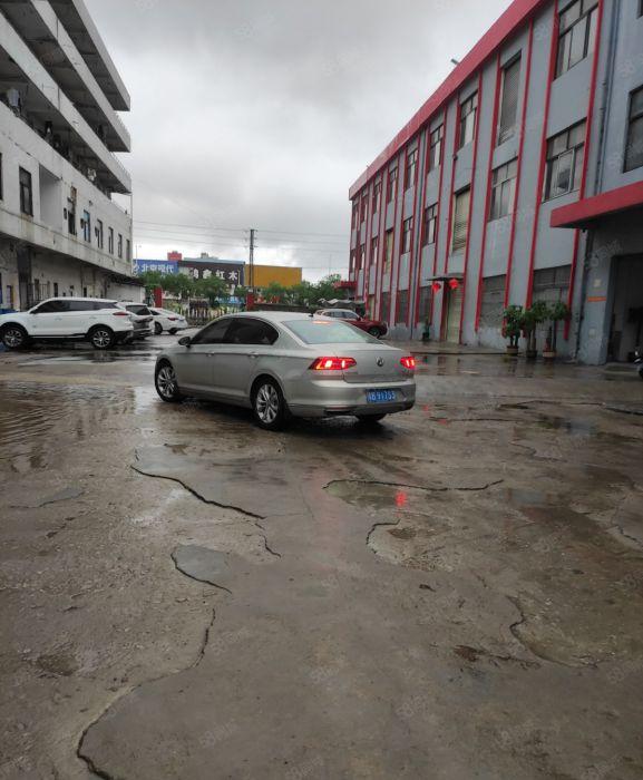 大岭山国道边工业园楼上，特价8块8，200~900平米可分租