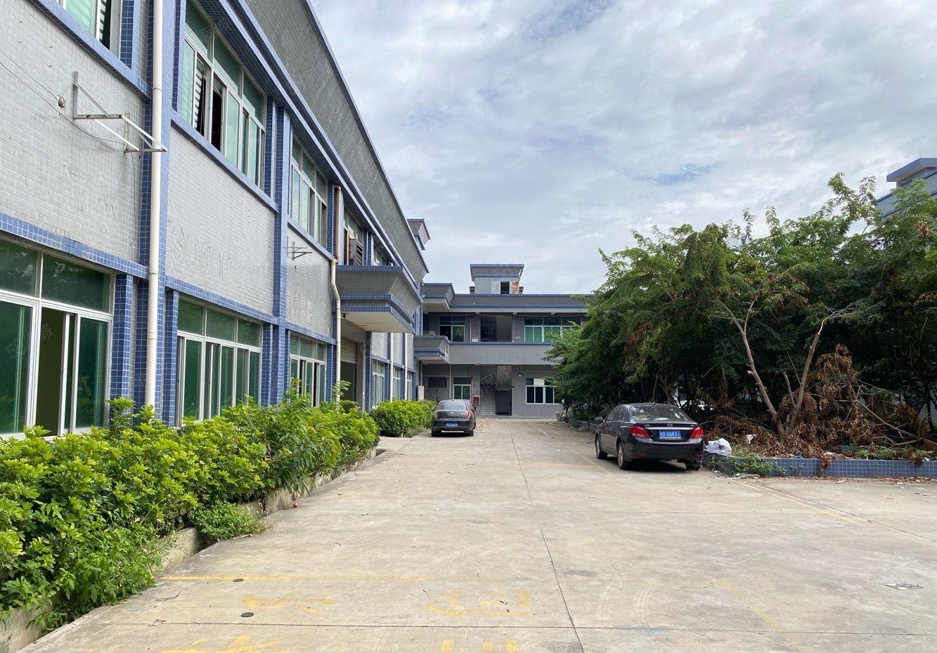 大岭山新出漂亮标准厂房出租，可分租空地大。适合小加工电子仓库