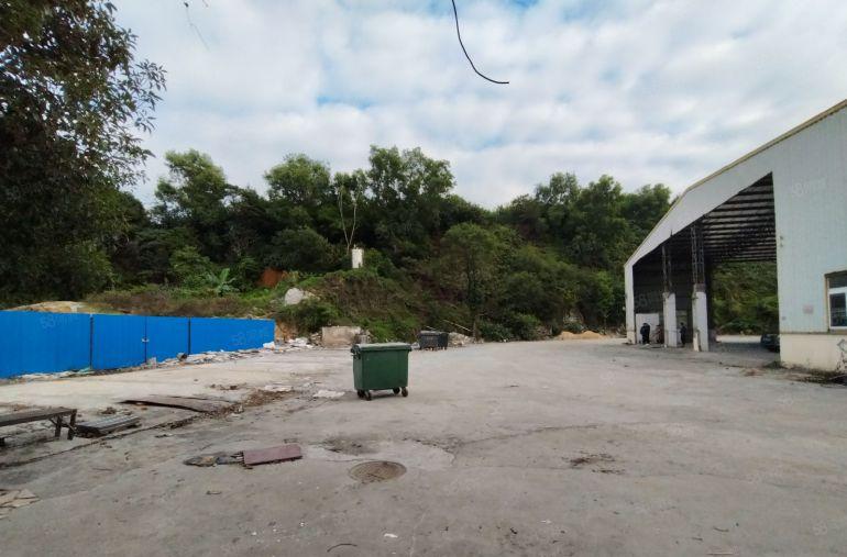 靠山边超大空地单一层钢构厂房，中间无柱子，现成办公室水电齐全