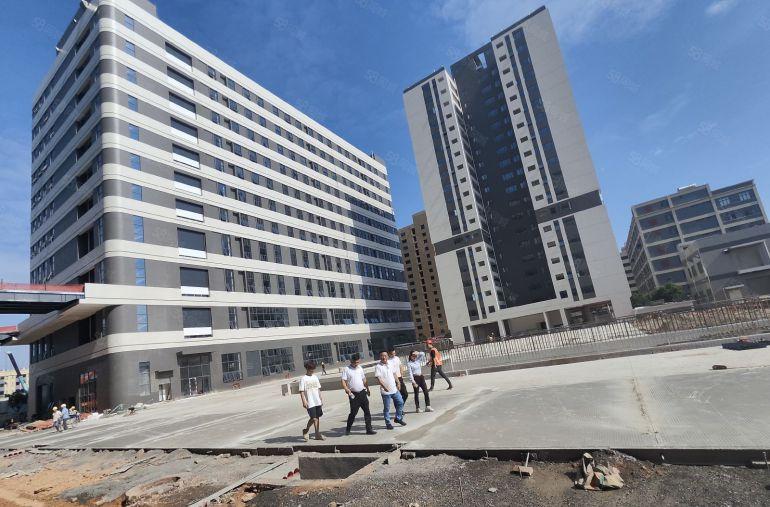 大岭山杨屋高速路口，全新厂房仓库出租，10元实量，7部5吨梯