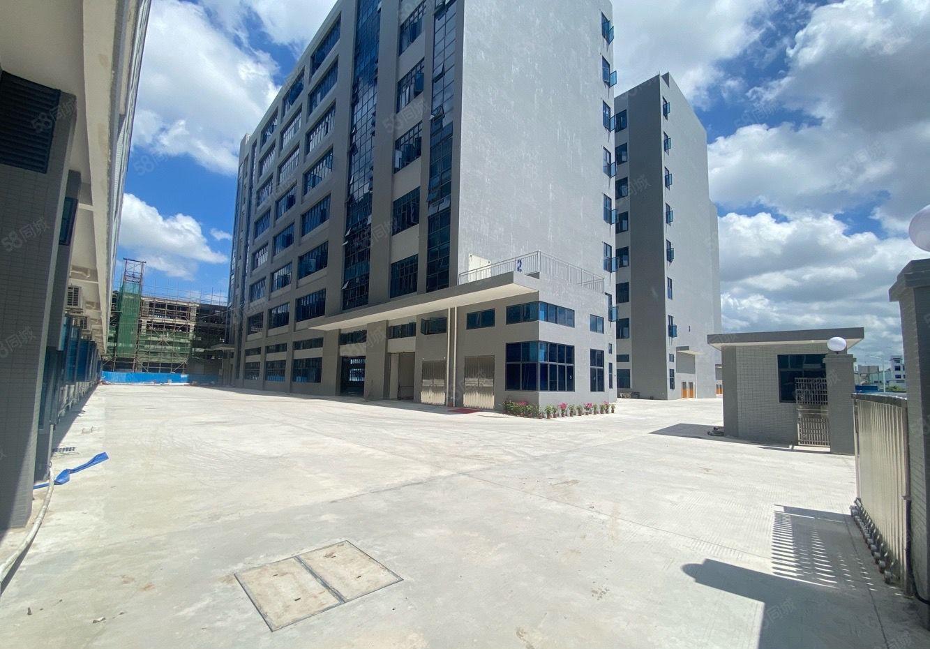 石龙新出漂亮园区厂房出租，可分租空地大。适合小加工电子仓库