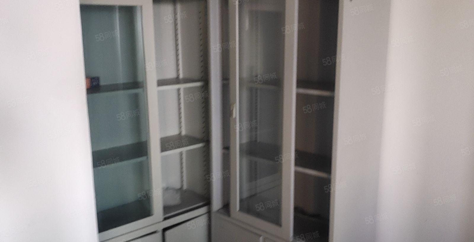 清溪楼上新出120平方现成装修办公室带所有家具出租