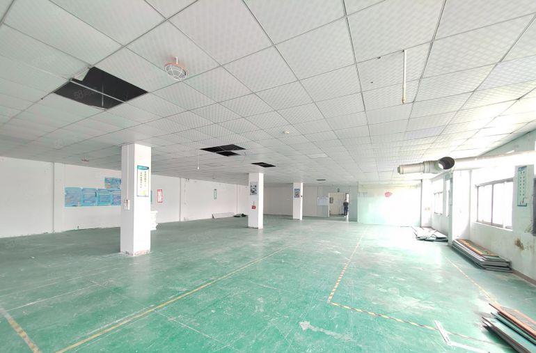 三中村楼上500平精装修厂房出租，实际面积0公摊，行业不限