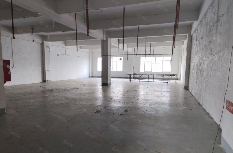 三中精装修3楼600平，价格便宜。水电线路齐全！厂房出租。