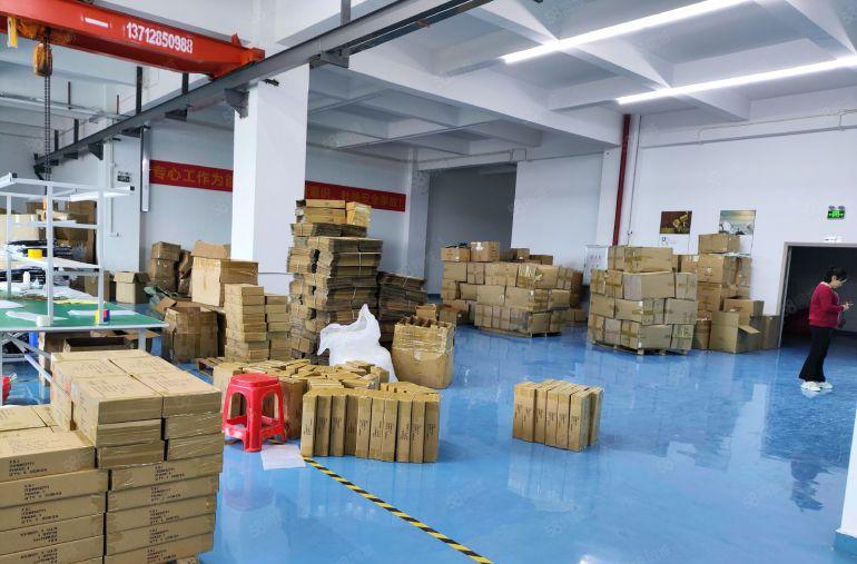 清溪镇原房东一楼1500平方带行车厂房出租，现成办公室水电