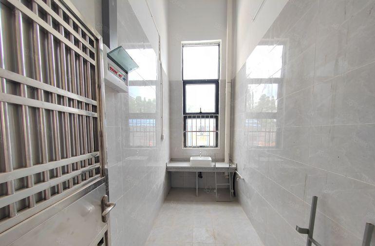 清溪镇原房东全新一楼3000平米厂房出租，带牛腿，层高7米