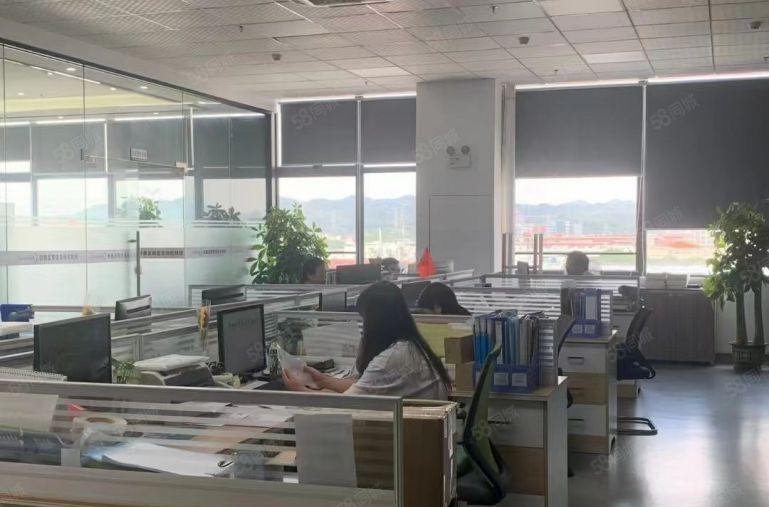 清溪高速口三中靠近凤岗塘厦新出楼上1600平装修厂房仓库出租