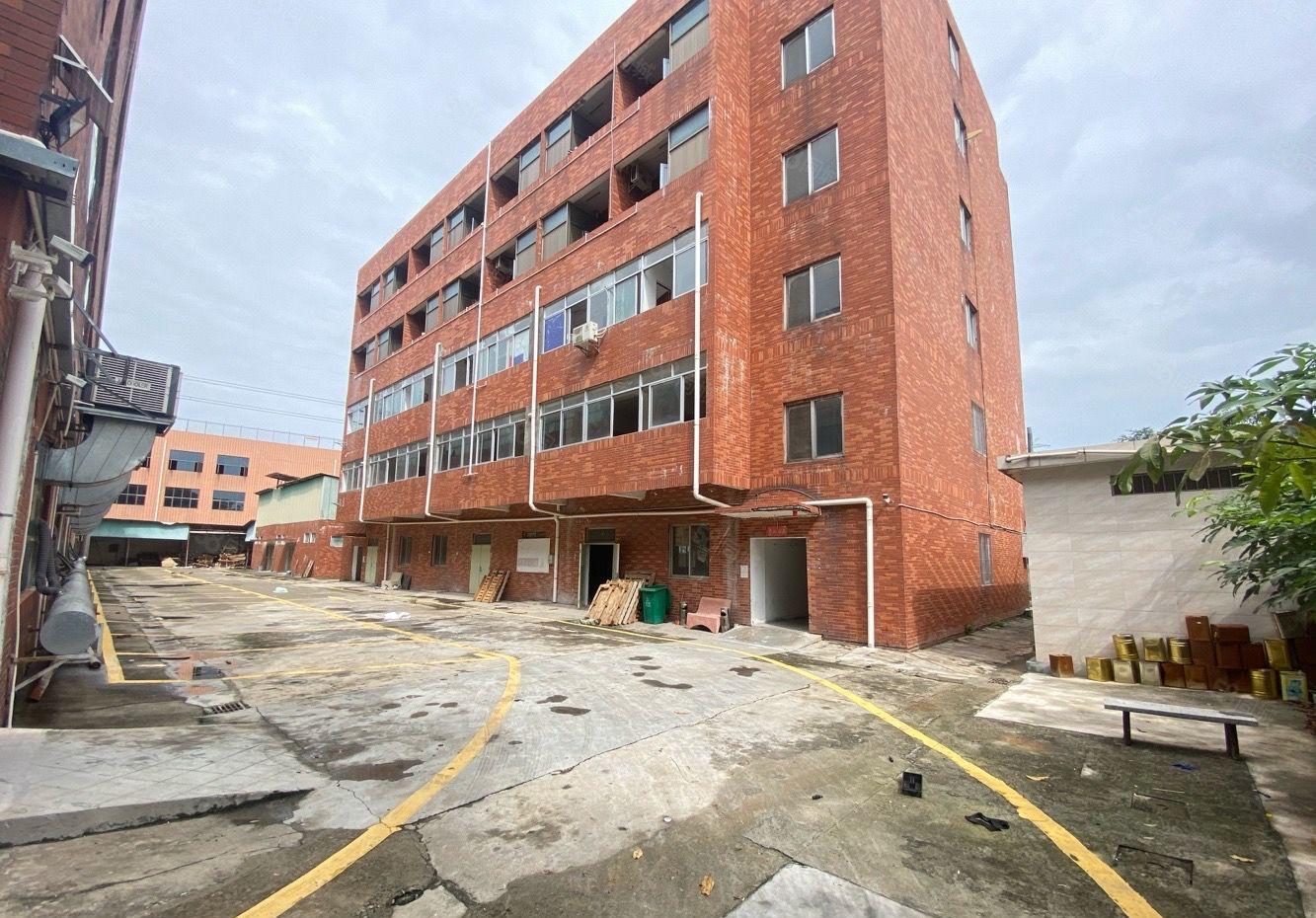 清溪新出漂亮标准厂房出租，可分租空地大。适合小加工电子仓库