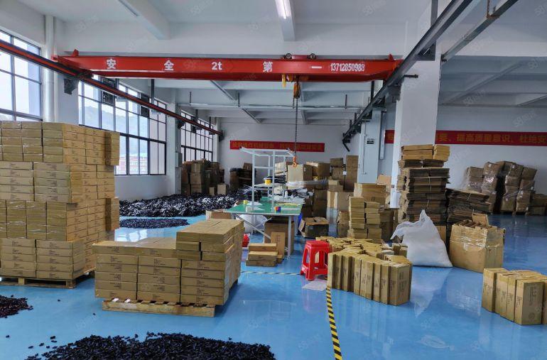 清溪镇原房东一楼1500平方带行车厂房出租，现成办公室水电