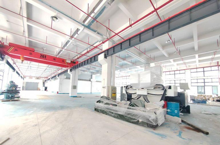 清溪镇全新厂房一楼2000平米出租，高8米，带牛角，现成航车