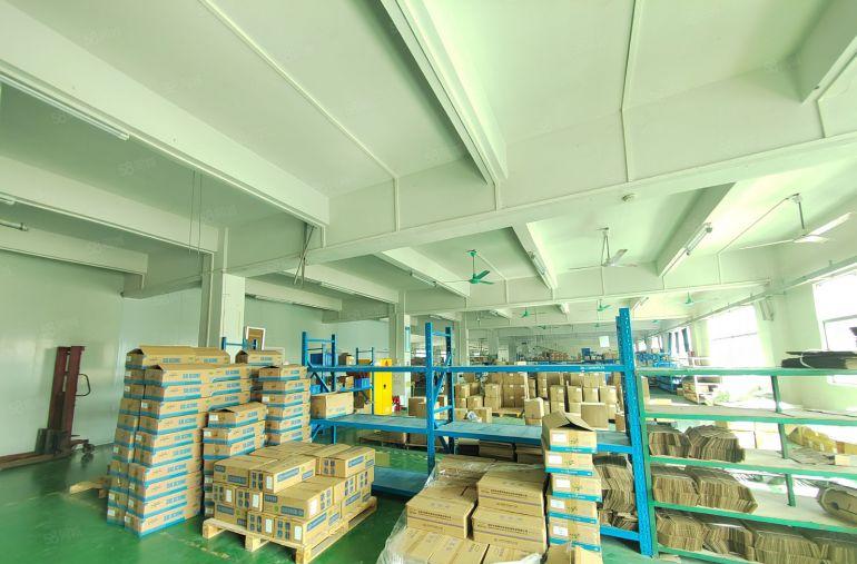 清溪镇中心楼上整层1500厂房平米出租，现成装修，招工方便