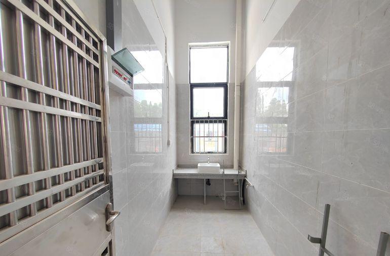 清溪镇原房东全新一楼3000平米厂房出租，带牛腿，层高7米