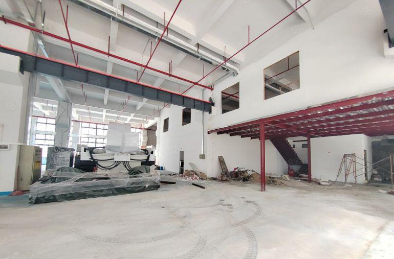 清溪镇全新厂房一楼2000平米出租，高8米，带牛角，现成航车