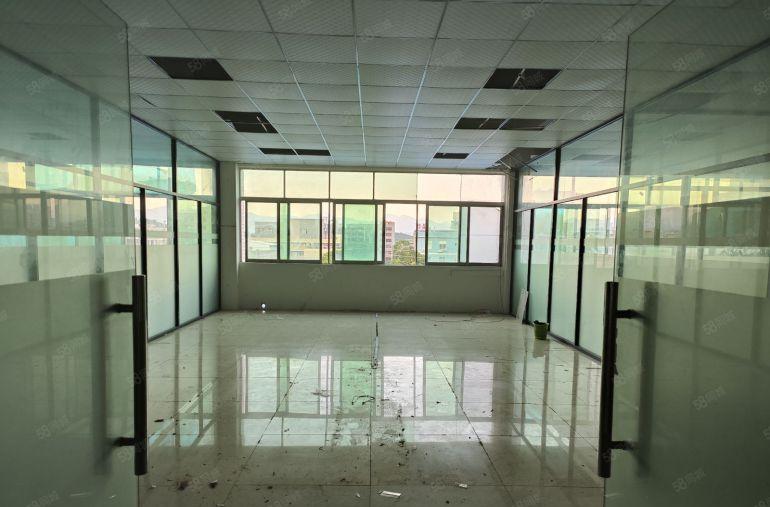 三中精装修三楼1200平，水电齐全。价格便宜！厂房出租。