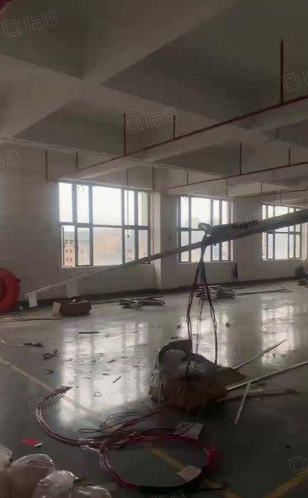 横沥镇楼上带现成办公室装修厂房  出租可分租