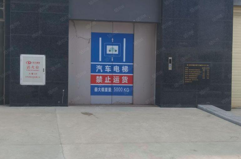 建面50万平方，一楼层810米，玻璃幕墙形象很好，实际面积