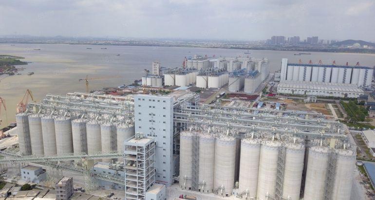 全新厂房业主直租，配套4个万吨级码头泊位及85万吨仓容