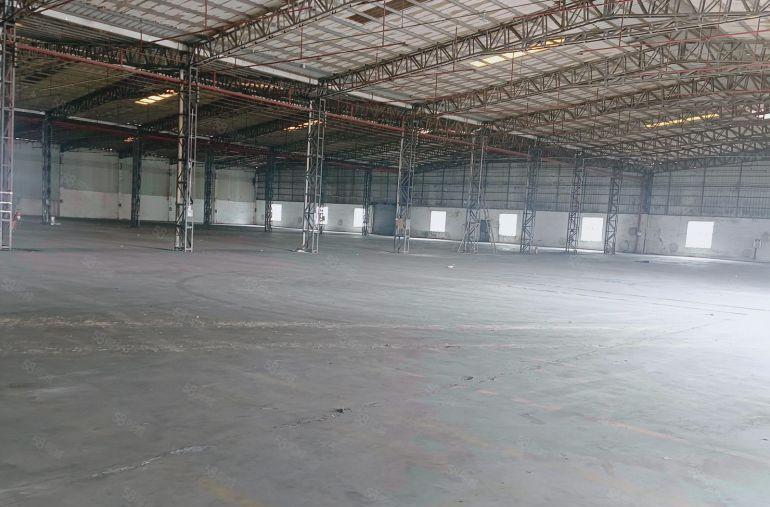 广深高速路口，独院7000平方仓库低价出租，交通方便空地大