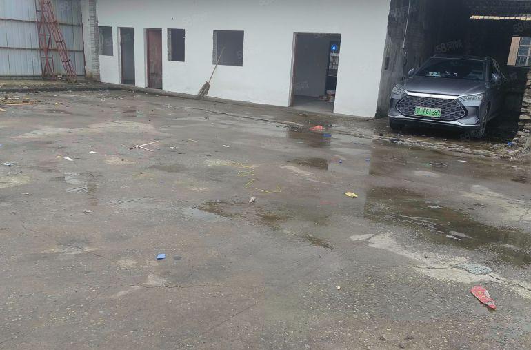 广深高速路口，独院7000平方仓库低价出租，交通方便空地大