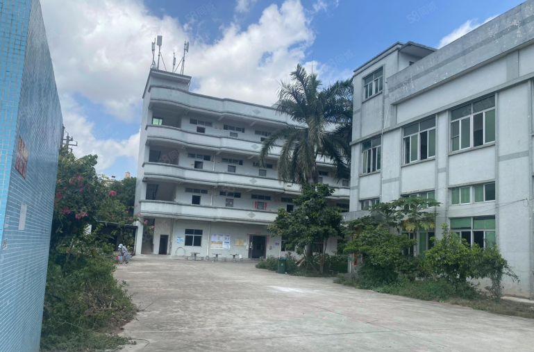 桥头镇新出二层独院厂房5000平方米，周边配套齐全。