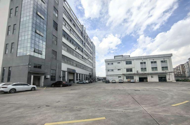 新出楼上小面积带精装修的可的厂房500平方。