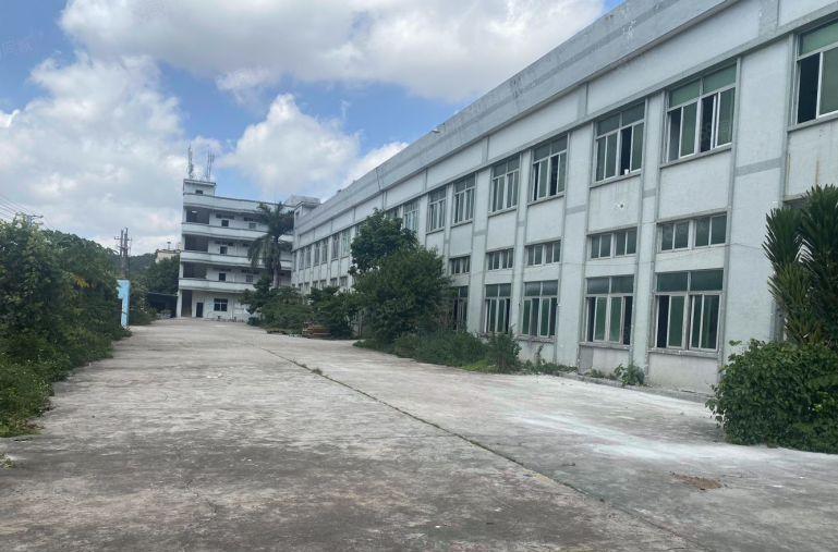 桥头镇新出二层独院厂房5000平方米，周边配套齐全。