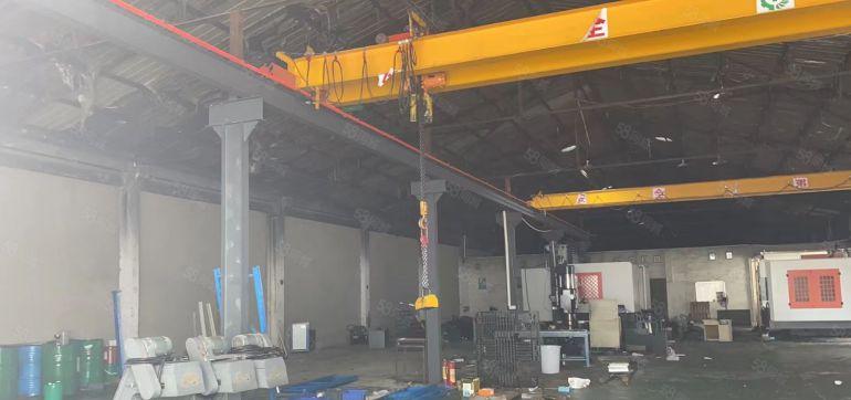 桥头新出原房东带现成航车厂房800平方，高度8米，水电齐全！