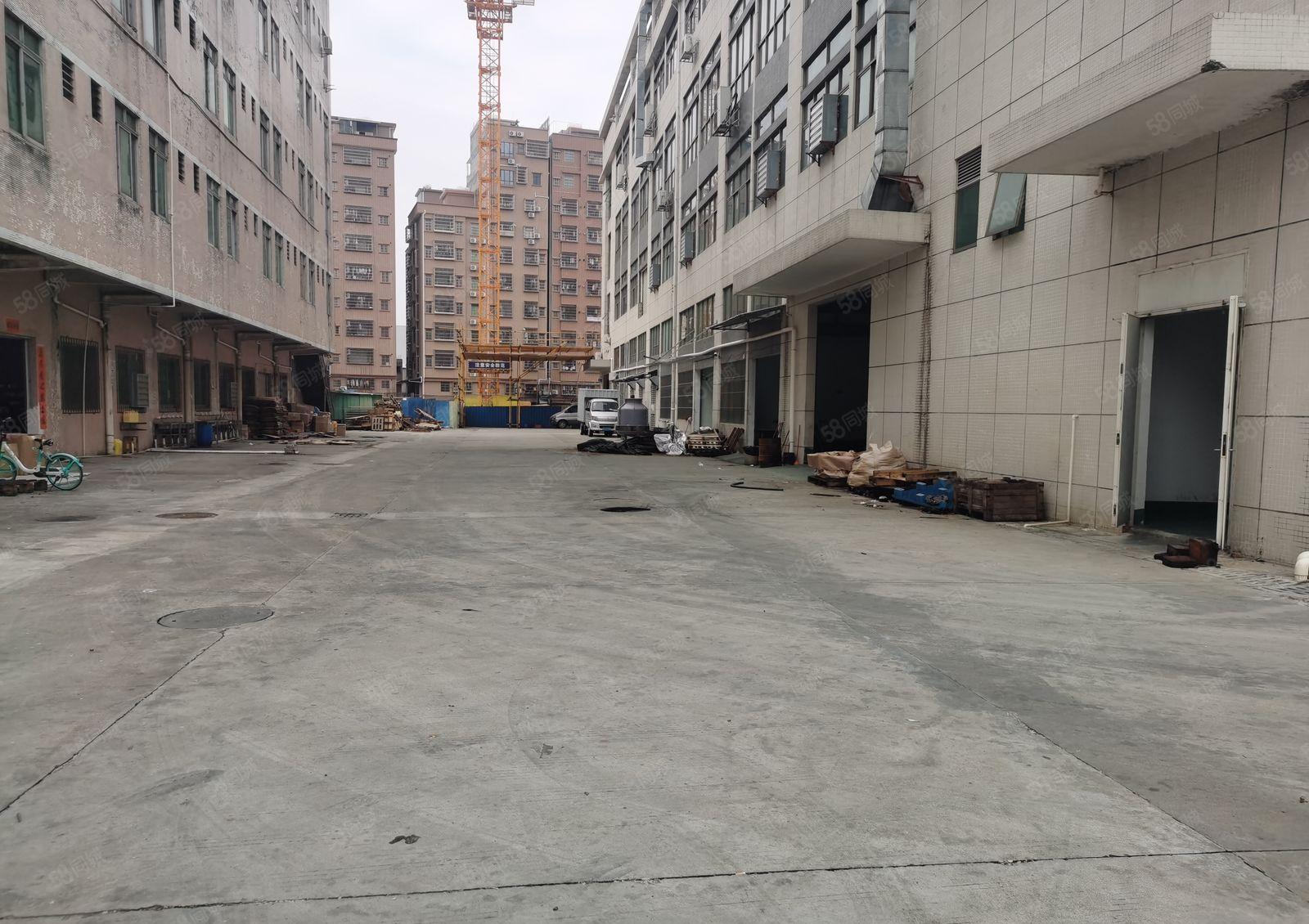 东坑重工业一楼厂房出租，空地大，层高七米，带现成行车，大路边