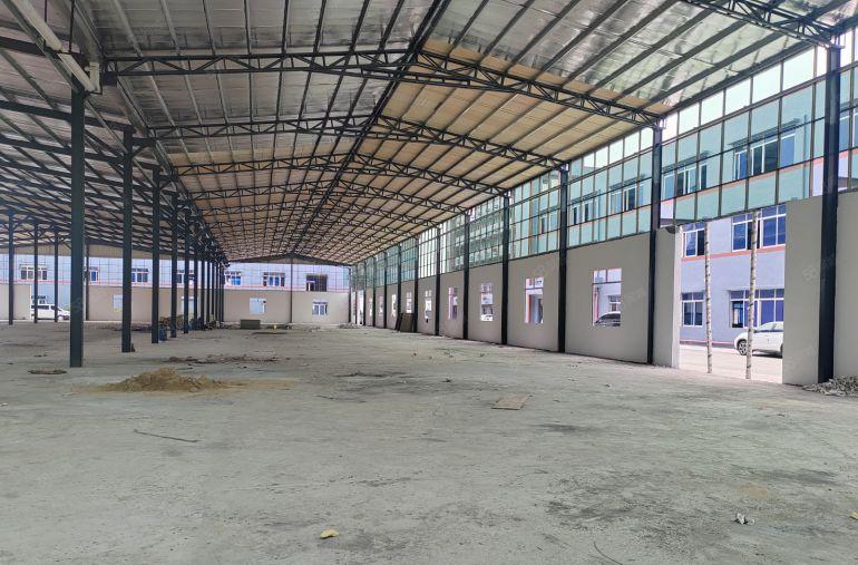 砖墙加玻璃幕墙钢构单一层厂房出租，滴水8米  形象非常好。