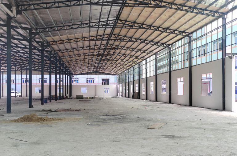 砖墙加玻璃幕墙钢构单一层厂房出租，滴水8米  形象非常好。