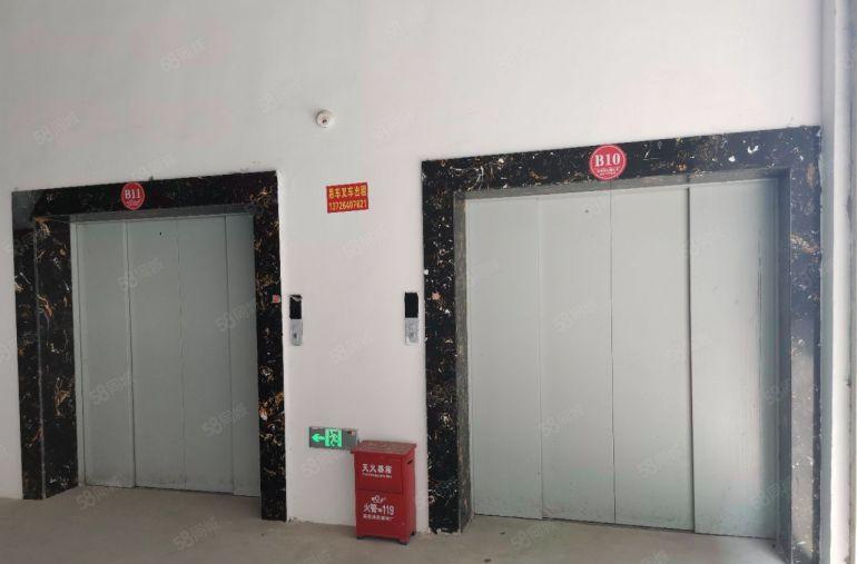 9.9元，还有超长免租期，单层面积大，长度166米