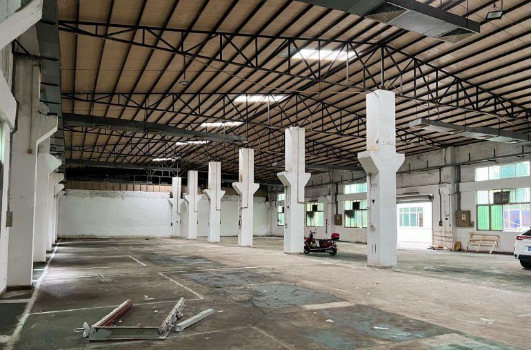 石排镇赤坎工业区南一路800平方铁皮房招租