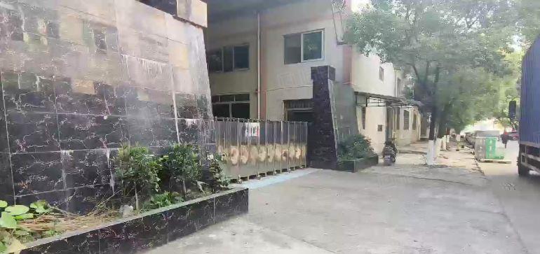 独门独院，800平方，可进拖挂车靠广深高速，自带注塑环评