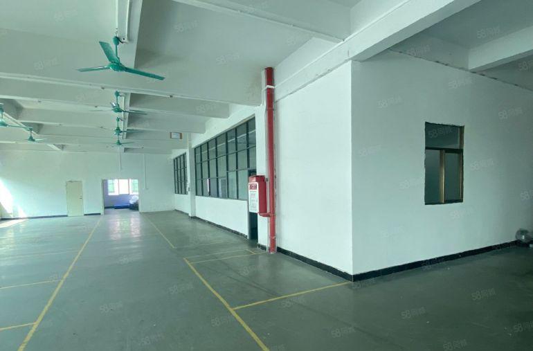 企石镇工业区楼上1000平米厂房出租，带精装修